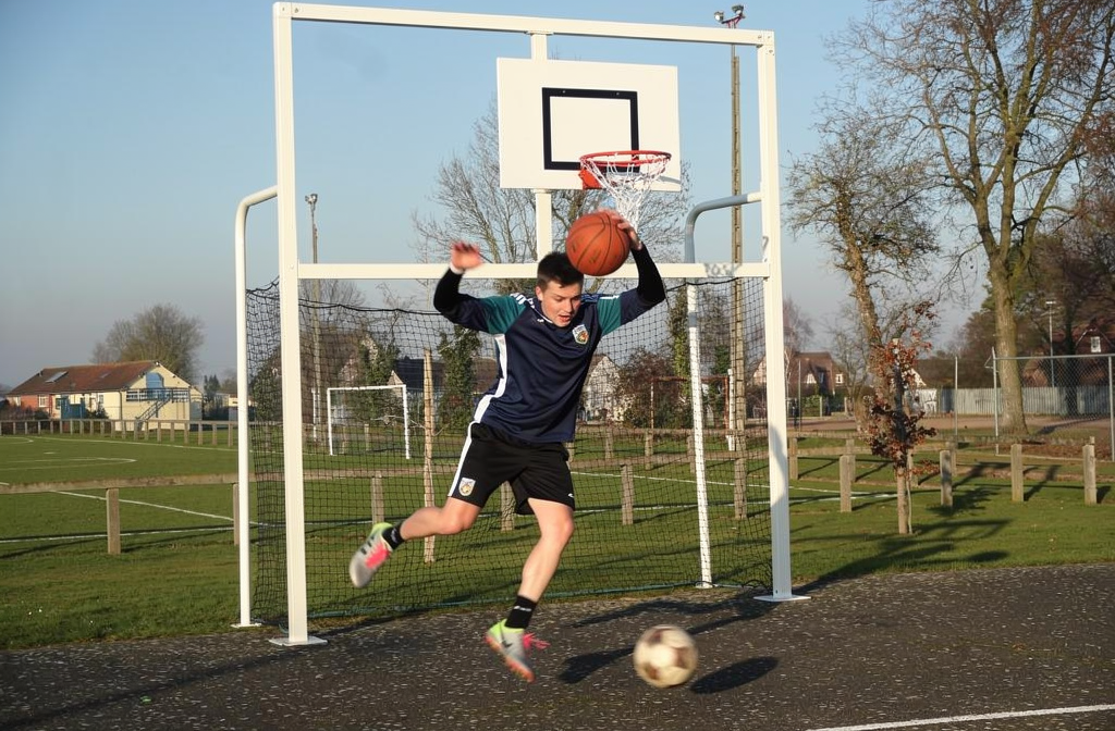 Combinatie voetbaldoel en basketbalpaal op een sportveld voor explosiviteitstraining