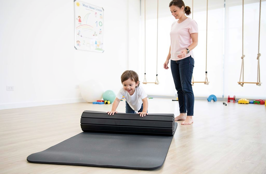 Kind oefent met sensorische integratiemateriaal mat in therapieruimte