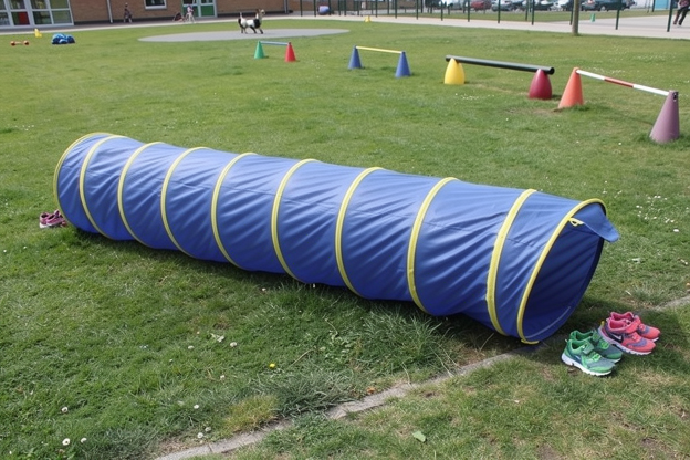 Speeltunnel op schoolspeelplaats als onderdeel van bewegingsparcours